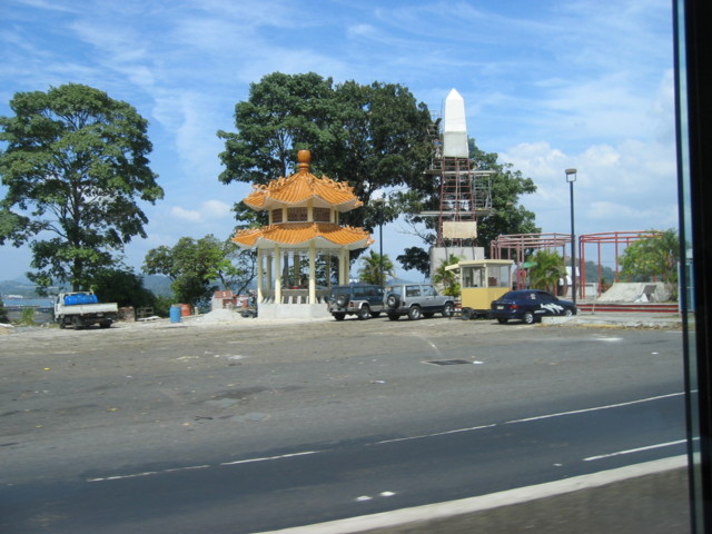Approaching the bridge.. the thing next to the pagoda is a navigation marker for the canal.
